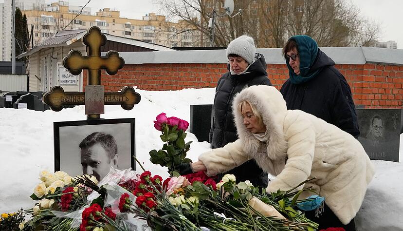 Angehörige des vor zwei Jahren im Straflager zu Tode gequälten Kremlgegners Alexej Nawalny haben am Grab des russischen Oppositionsführers Blumen niedergelegt. Angehörige des vor zwei Jahren im Straflager zu Tode gequälten Kremlgegners Alexej Nawalny haben am Grab des russischen Oppositionsführers Blumen niedergelegt.