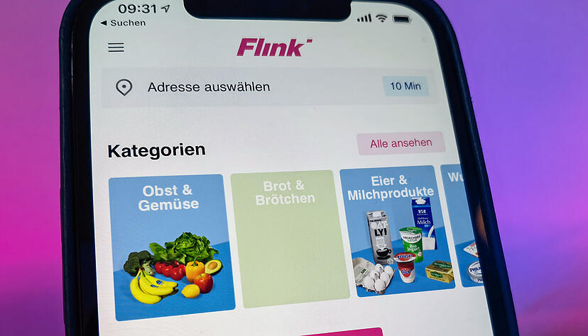 Die App des mobilen Supermarktes Flink ist auf einem iPhone zu sehen. Der Dienst kauft die Waren im Auftrag der Kunden bei herkömmlichen Supermärkten ein und liefert sie mit Fahrradkurieren aus. Foto: dpa Die App des mobilen Supermarktes Flink ist auf einem iPhone zu sehen. Der Dienst kauft die Waren im Auftrag der Kunden bei herkömmlichen Supermärkten ein und liefert sie mit Fahrradkurieren aus. Foto: dpa