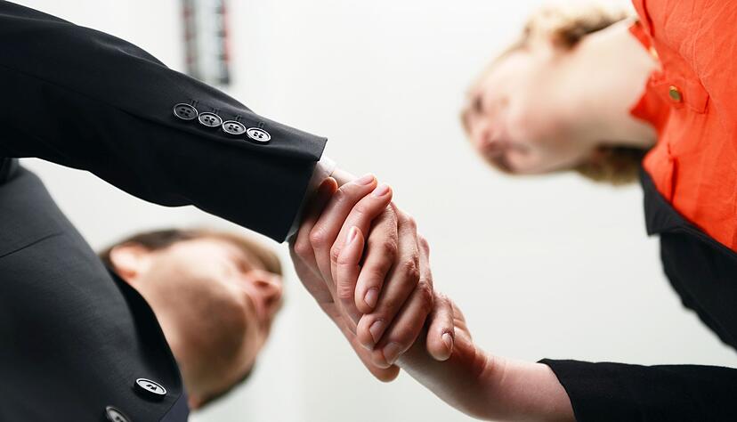 Hand drauf: Wer erfolgreich f&uuml;r eine Gehaltserh&ouml;hung gek&auml;mpft hat, kann stolz auf sich sein.