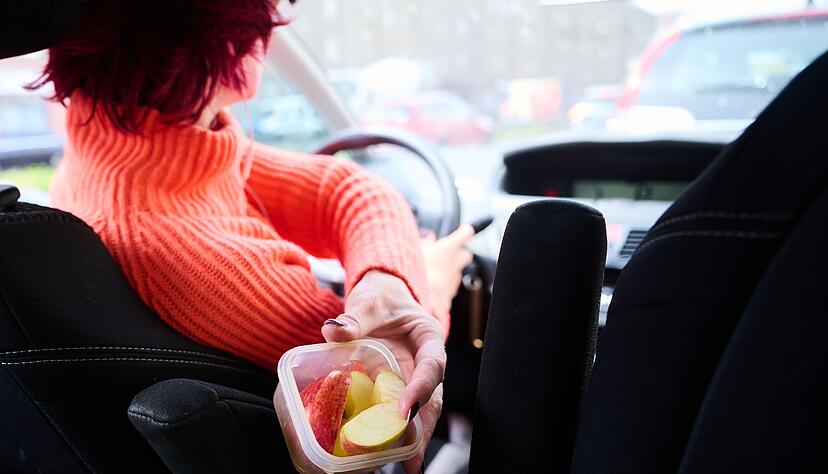 Selbst mit Training kann das Gehirn Forschern zufolge zwei Aufgaben nicht wirklich gleichzeitig erledigen (Symbolbild)