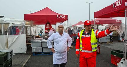 Feldkoch Andreas Carl aus Obersulm (links) und Kommissionierer Kai-Uwe Liebisch aus Neuenstadt helfen am "Verpflegungsplatz 10?000".
Foto: DRK Heilbronn