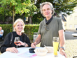 Beim Linsafamer Hocketse wird in Heilbronn-Neckargartach der Weintreff-Abschluss gemütlich gefeiert. Die Besucher genießen bei strahlendem Sonnenschein ihren Wein. Beim Linsafamer Hocketse wird in Heilbronn-Neckargartach der Weintreff-Abschluss gemütlich gefeiert. Die Besucher genießen bei strahlendem Sonnenschein ihren Wein.