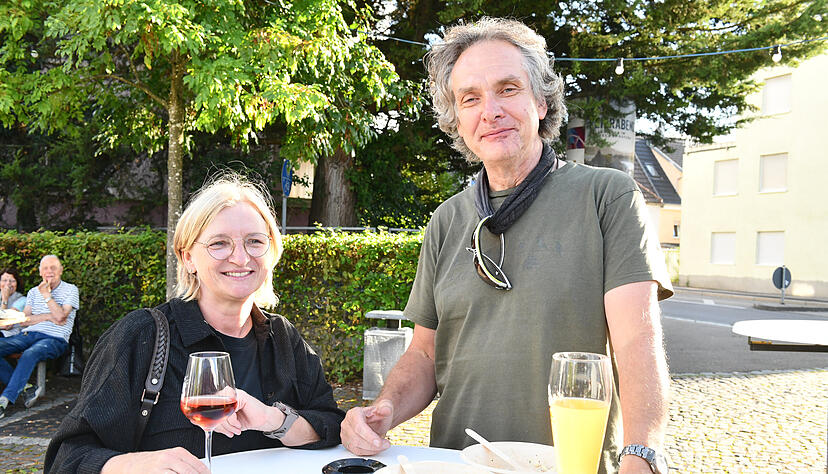 Bei der Linsafamer Hocketse wird in Heilbronn-Neckargartach der Weintreff-Abschluss gemütlich gefeiert. Die Besucher genießen bei strahlendem Sonnenschein ihren Wein. Bei der Linsafamer Hocketse wird in Heilbronn-Neckargartach der Weintreff-Abschluss gemütlich gefeiert. Die Besucher genießen bei strahlendem Sonnenschein ihren Wein.