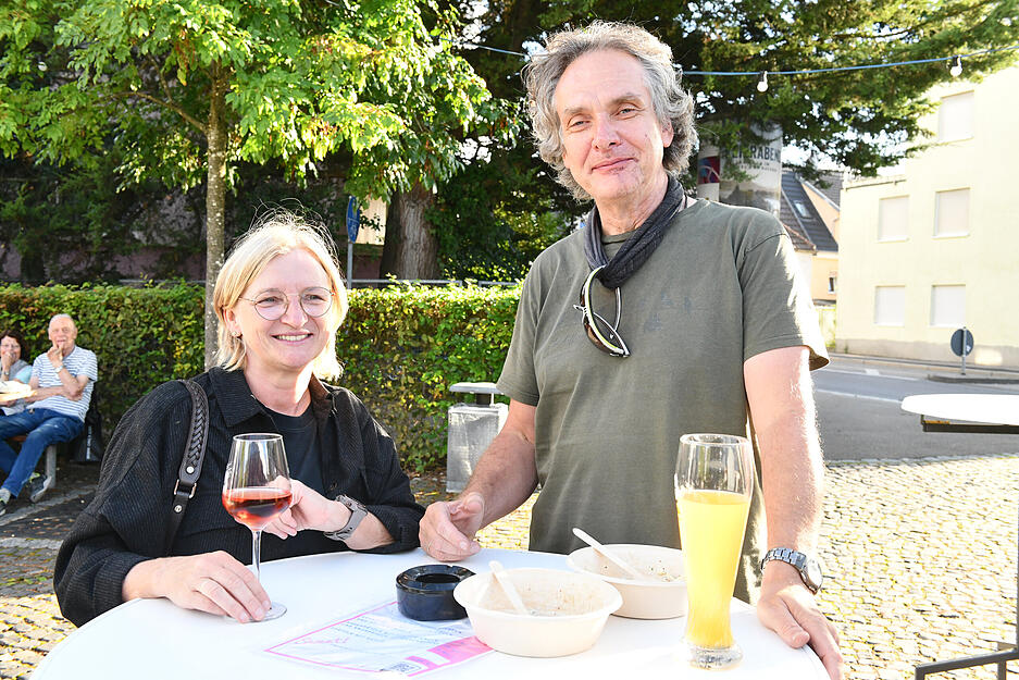 Beim Linsafamer Hocketse wird in Heilbronn-Neckargartach der Weintreff-Abschluss gemütlich gefeiert. Die Besucher genießen bei strahlendem Sonnenschein ihren Wein.