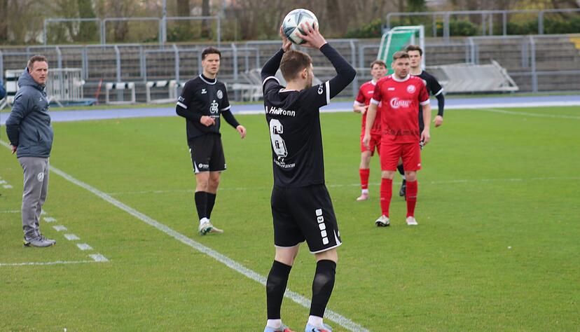 Trainer Andreas Lechner sieht, wie sein VfR Heilbronn gegen den FC Rottenburg zahlreiche Chancen ungenutzt l&auml;sst.