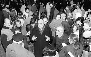 Intendant Klaus Wagner (Mitte) diskutiert mit aufgebrachten Demonstranten während einer der abendlichen Demos gegen die Aufführung von "Corpus Christi". Foto: Archiv/Veigel Intendant Klaus Wagner (Mitte) diskutiert mit aufgebrachten Demonstranten während einer der abendlichen Demos gegen die Aufführung von "Corpus Christi". Foto: Archiv/Veigel