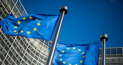 Flaggen der Europäischen Union wehen im Wind vor dem Berlaymont-Gebäude, dem Sitz der Europäischen Kommission.