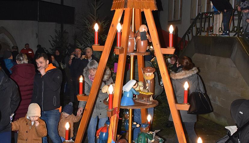 Eine echte Augenweide ist die von Frank Fraulob aus Krautheim gestaltete Weihnachtspyramide aus Holz, die viele zum Verweilen und Bestaunen einlädt. Eine echte Augenweide ist die von Frank Fraulob aus Krautheim gestaltete Weihnachtspyramide aus Holz, die viele zum Verweilen und Bestaunen einlädt.