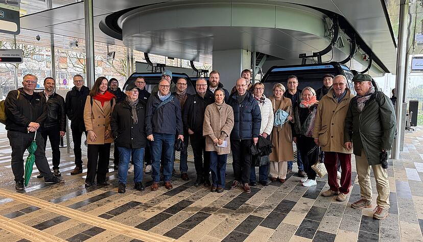 Heilbronner Delegation an einer Haltestelle der Pariser Seilbahn C1 im S&uuml;dosten der franz&ouml;sischen Hauptstadt.