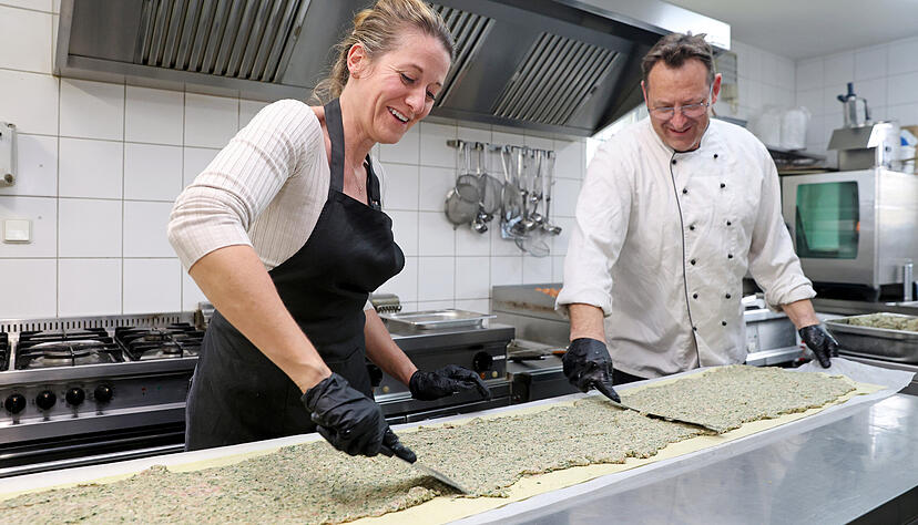 Eingespieltes Team: Bis zu 400 Maultaschen stellen Jennifer R&ouml;ser und Andreas Cantzler an einem Produktionstag her. Eine Maultasche wiegt rund 80 Gramm und ist tiefgek&uuml;hlt ein Dreivierteljahr haltbar.
Fotos: Seidel