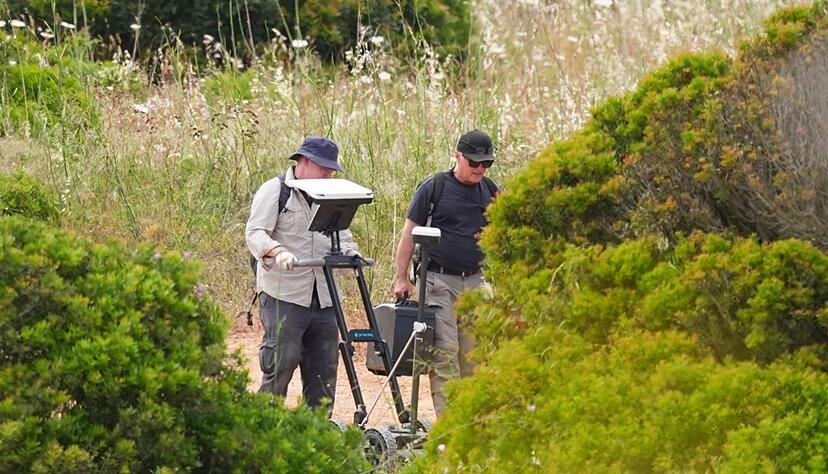 Deutsche und portugiesische Polizisten suchen erneut nach der seit 2007 verschwundenen Maddie. Dabei kommt modernste Technik zum Einsatz.