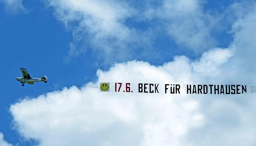Auch Arnd Oskar Beck verteilt aktuell seine Broschüre. Als einziger wirbt er mit einem Banner über Hardthausen, das am 16. Juni nochmal zu sehen sein wird. Auch Arnd Oskar Beck verteilt aktuell seine Broschüre. Als einziger wirbt er mit einem Banner über Hardthausen, das am 16. Juni nochmal zu sehen sein wird.