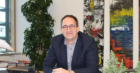 Seit knapp zwei Jahren ist Sebastian Frei Oberbürgermeister in Bad Rappenau. 2018 trat der parteilose Jurist die Nachfolge von Hans Heribert Blättgen an.
Foto: Elfi Hofmann
