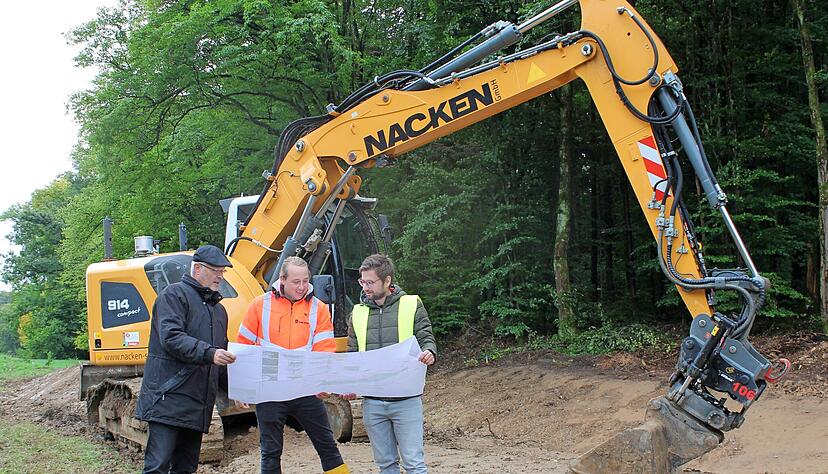 Hüffenhardts Bürgermeister Walter Neff (links) mit Ingenieur Oliver Schnese (rechts) und Bauleiter Christoph Meister vor der Baustelle.
Foto: Elfi Hofmann