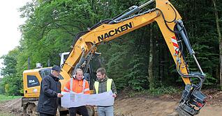 Hüffenhardts Bürgermeister Walter Neff (links) mit Ingenieur Oliver Schnese (rechts) und Bauleiter Christoph Meister vor der Baustelle.
Foto: Elfi Hofmann Hüffenhardts Bürgermeister Walter Neff (links) mit Ingenieur Oliver Schnese (rechts) und Bauleiter Christoph Meister vor der Baustelle.
Foto: Elfi Hofmann