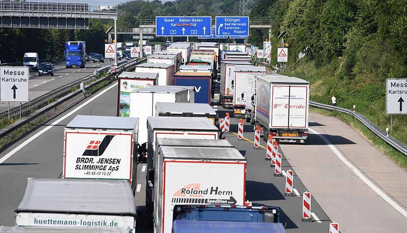Der Verkehr staut sich nach einem Reisebus-Unfall auf der Autobahn 5. Der Verkehr staut sich nach einem Reisebus-Unfall auf der Autobahn 5.