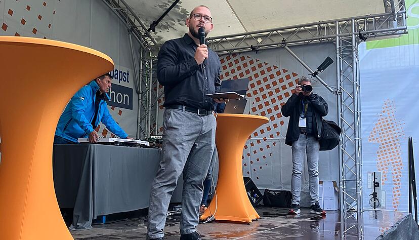 Der Niedernhaller Pfarrer Jakobus Hartmann leitet einen bewegenden Läufergottesdienst. Der Niedernhaller Pfarrer Jakobus Hartmann leitet einen bewegenden Läufergottesdienst.