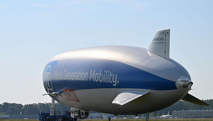 Ein Zeppelin NT (Neue Technologie) ankert auf dem Bodensee-Airport in Friedrichshafen.