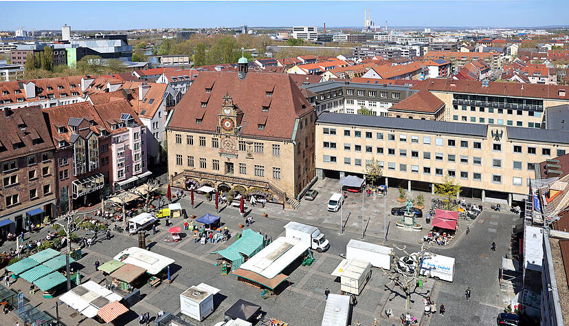 Zwischen der Kilianskirche und dem Rathaus liegt der Heilbronner Marktplatz. Zwischen der Kilianskirche und dem Rathaus liegt der Heilbronner Marktplatz.
