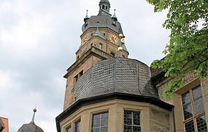 An schönen Gotteshäusern &minus; links die Stadtkirche und rechts die Kirchensaller Marienkirche &minus; mangelt es Neuenstein freilich nicht, eher an Kirchengemeinden-Mitgliedern und künftig auch an Pfarrstellen: Die beiden evangelischen Einheiten wollen und müssen sich in Zukunft zusammentun.
Fotos: Archiv/Hachenberg/Janßen