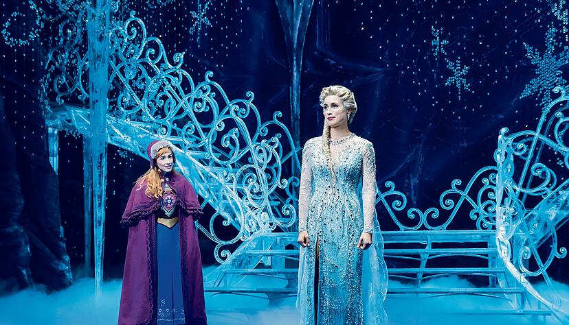 Ungleiche Schwestern: Eisk&ouml;nigin Elsa (Ann Sophie, rechts) und die forsche Anna (Abla Alaoui). Unten: Publikumslieblinge Rentier Sven und Schneemann Olaf.