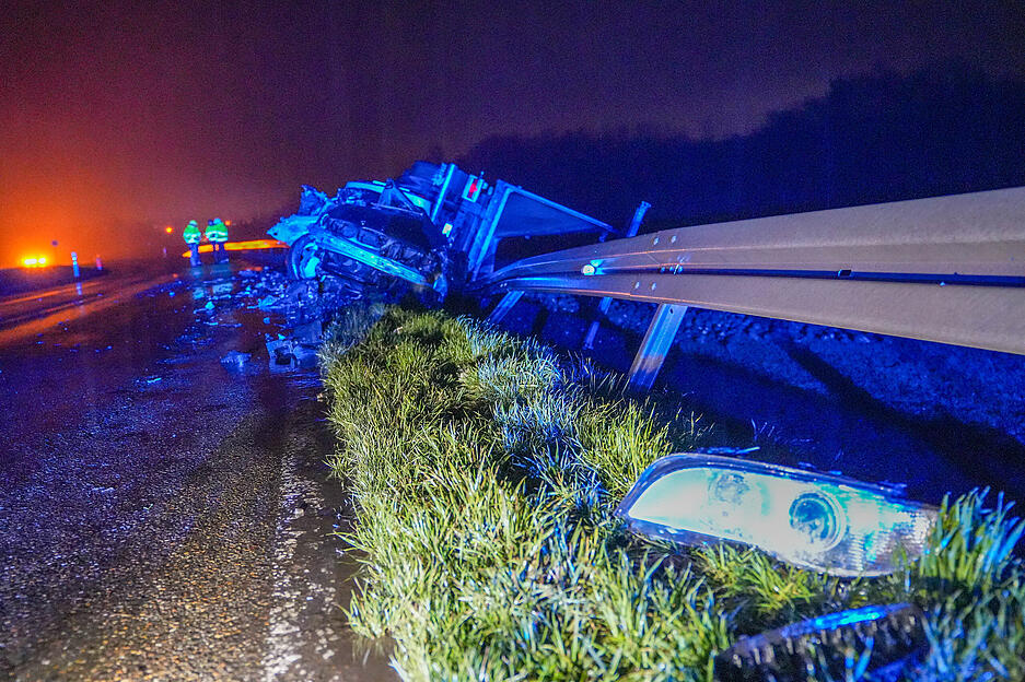 Die Unfallstelle zeigt deutlich die Wucht des Aufpralls zwischen beiden Fahrzeugen.