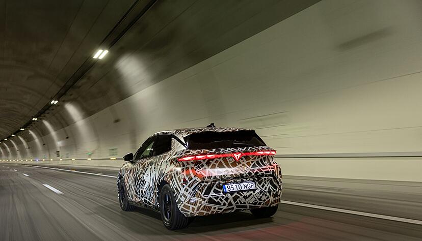 R&ouml;hrender Auspuffsound hallt episch von den Tunnelw&auml;nden wieder? Nun, nicht ganz, aber je forscher man es am Volant angeht, desto lauter vernimmt der Fahrer einen synthetischen Motorsound.