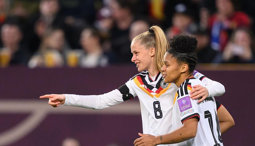 Vivien Endemann (l.) und Shekiera Martinez jubeln nach dem 1:0.