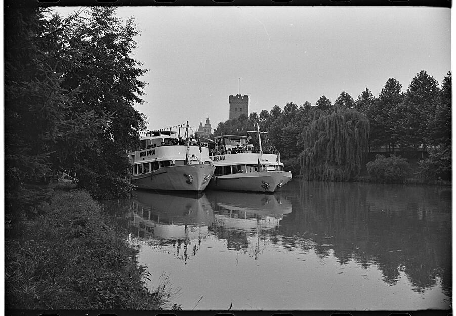 1966: Ausflugsschiffe Wilhelma und Berta Epple vor dem Heilbronner Götzenturm.