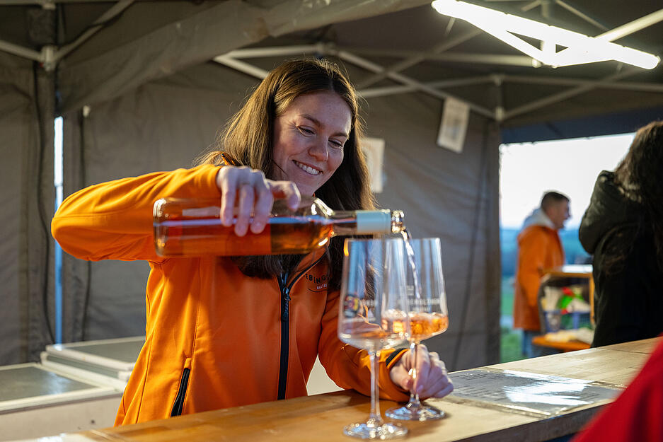 Drei N&auml;chte lang wird Wein ausgeschenkt.
