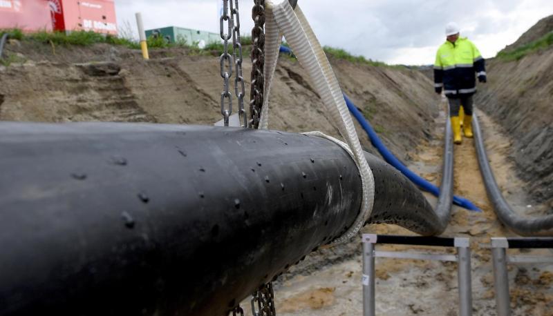 Gleichstrom-Erdkabel der Stromtrasse &laquo;Nordlink&raquo; laufen in der N&auml;he von B&uuml;sum aus dem Erdreich zu einer sogenannten &laquo;Muffenstation&raquo;.