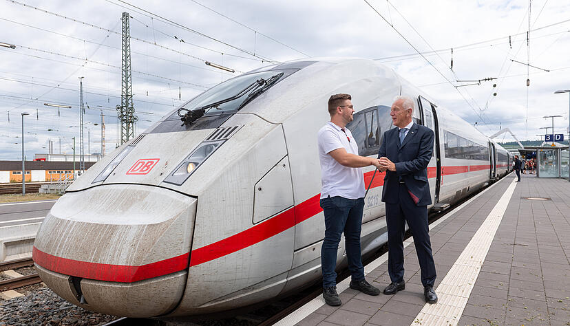OB Harry Mergel begrüßt den ICE am Heilbronner Hauptbahnhof: So war es im vergangenen Juli. Mitte April kommt der Schnellzug zurück. OB Harry Mergel begrüßt den ICE am Heilbronner Hauptbahnhof: So war es im vergangenen Juli. Mitte April kommt der Schnellzug zurück.