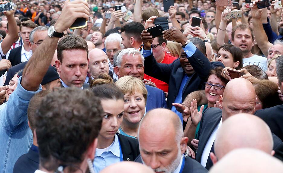 Ein Bad in der Menge. Auftakt des baden-württembergischen Bundestagswahlkampfs 2017. Zur Kundgebung der Kanzlerin auf den Heilbronner Kiliansplatz kommen 7000 Menschen.