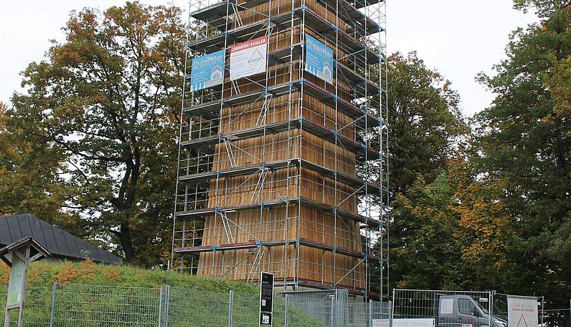Das Gerüst kann bald abgebaut werden. Der Steinknickle-Turm in Neuhütten hat eine frische Außenhaut erhalten.
