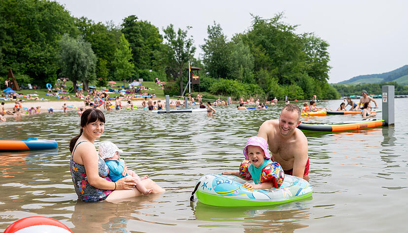 Abkühlung im Wasser: Am ersten Hochsommertag herrscht reger Betrieb am Breitenauer See.