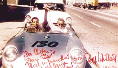 Am 18. April 1979 signierte Rolf Wütherich seiner Chefin Inge Eckert aus Kupferzell diese Autogrammkarte, die den Porsche-Mechaniker (links) gemeinsam mit James Dean im 550er Spyder zeigt. (Foto: privat)