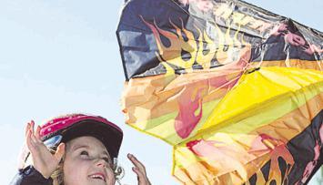 Violetta (5) ist ganz begeistert vom Drachenfest auf der Schanz.