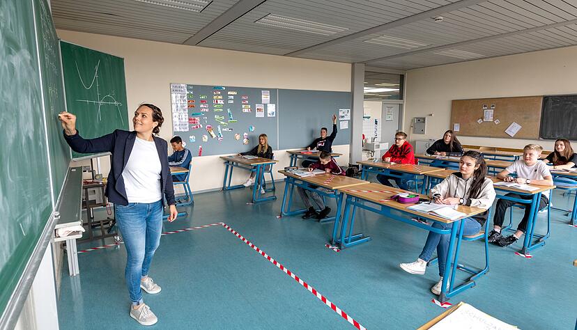 Vor einem Jahr musste beim Unterricht ein großer Abstand eingehalten werden (wie hier in der Heinrich-von-Kleist-Realschule in Heilbronn). Nun rätseln viele Schulleiter, ob das ab Mitte März wieder der Fall sein muss. Foto: Archiv/Berger Vor einem Jahr musste beim Unterricht ein großer Abstand eingehalten werden (wie hier in der Heinrich-von-Kleist-Realschule in Heilbronn). Nun rätseln viele Schulleiter, ob das ab Mitte März wieder der Fall sein muss. Foto: Archiv/Berger