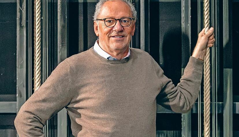 &bdquo;Wir haben angesichts der globalen Krisen &uuml;berlegt: Was k&ouml;nnen wir als Theater tun? M&uuml;ssen wir nicht versuchen, mit unseren Inszenierungen etwas Ermutigendes dagegen zu setzen?&ldquo;: Intendant Axel Vornam auf der B&uuml;hne im Gro&szlig;en Haus.