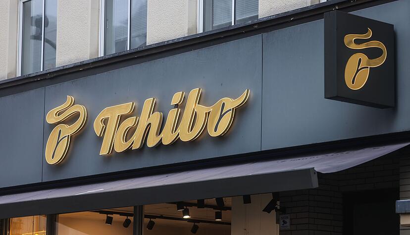 Tchibo verkauft Kaffee unter anderem in seinen Filialen. (Symbolbild) Tchibo verkauft Kaffee unter anderem in seinen Filialen. (Symbolbild)
