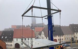 Probe: Das Hebegeschirr noch ohne Maschine an der geöffneten Fassade. Probe: Das Hebegeschirr noch ohne Maschine an der geöffneten Fassade.