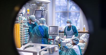 Ärzte und Pflegekräfte betreuen einen Patienten auf einer Intensivstation. Den stärksten Zuwachs an Personal im Öffentlichen Dienst gab es nicht zuletzt wegen der Corona-Pandemie im Gesundheitswesen. Ärzte und Pflegekräfte betreuen einen Patienten auf einer Intensivstation. Den stärksten Zuwachs an Personal im Öffentlichen Dienst gab es nicht zuletzt wegen der Corona-Pandemie im Gesundheitswesen.