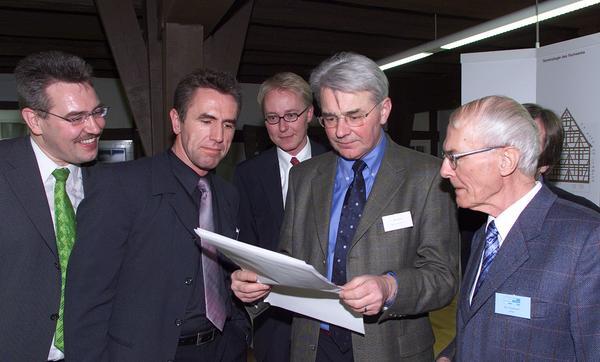 16. Februar 2001: Gemeindevertreter und Zeitungsverleger freuen beim Festakt  in der Alten Universität über die druckfrischen Seiten der neuen Kraichgau Stimme (von links): Armin Behringer (Kirchardt), Uli Kremsler (Siegelsbach), Tilmann Distelbarth, Erich Pretz (Eppingen) und Frank Distelbarth.
