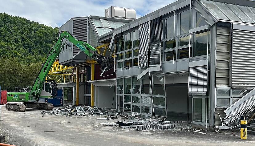 Die alte Logistikhalle auf dem Werksgel&auml;nde von European Aerosols wird gerade abgerissen.
