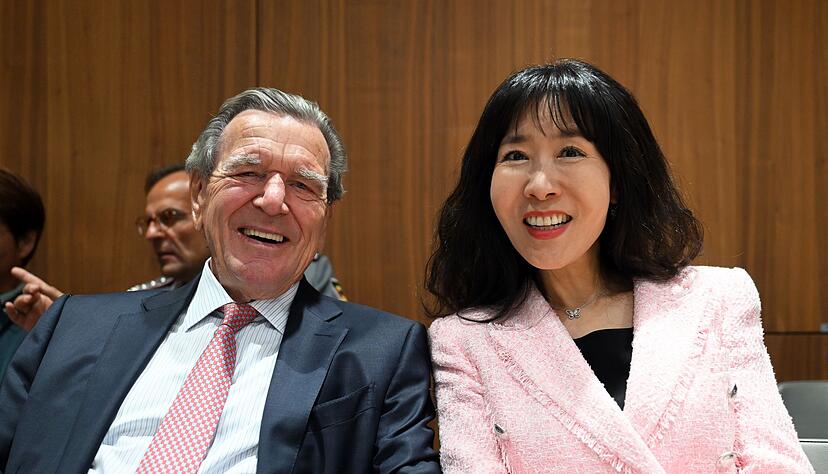 Begleitet von seiner Frau nimmt Altkanzler Schr&ouml;der an der Landtagssitzung in Hannover teil.