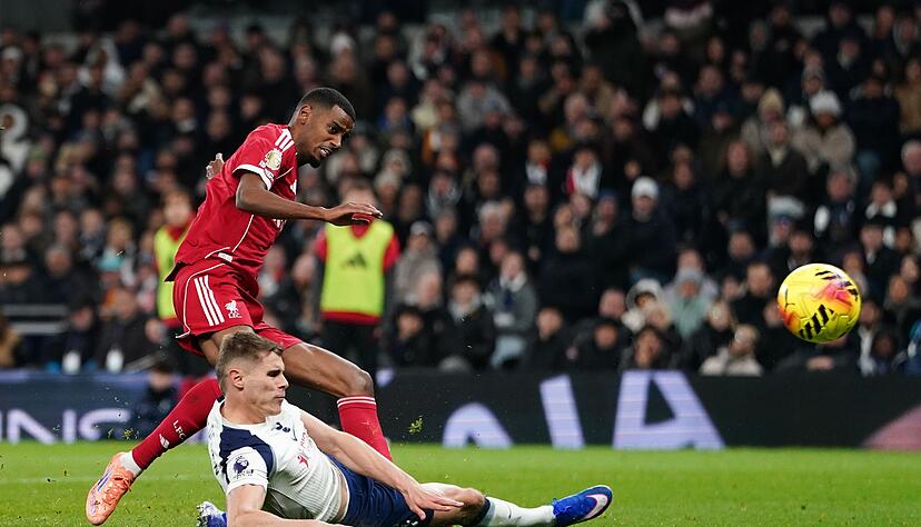 Alexander Isak trifft nach Wirtz-Vorlage - bei der Szene verletzt sich der St&uuml;rmer aber auch.