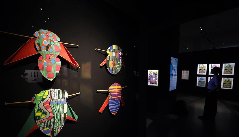 Der K&uuml;nstler schuf auch Zikadendrachen aus japanischen Farbholzschnitten.