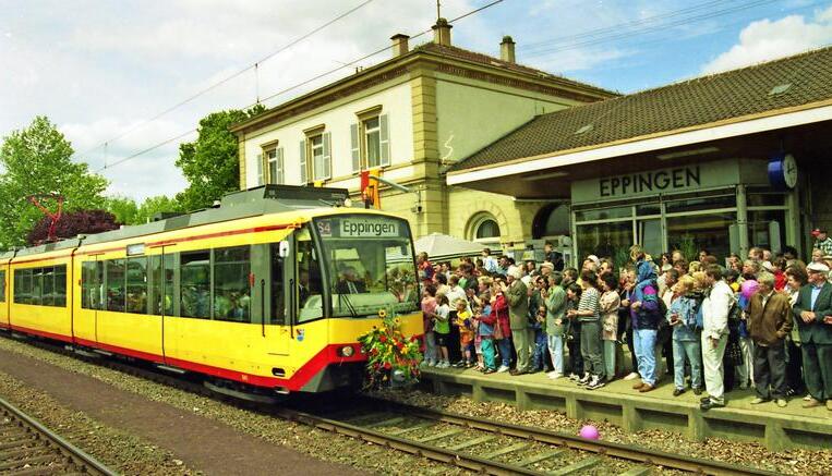 Volksfeststimmung im Kraichgau: Neben den Gleisen feiern Tausende von Menschen den Start in das neue Schienenzeitalter und testen die Stadtbahn.