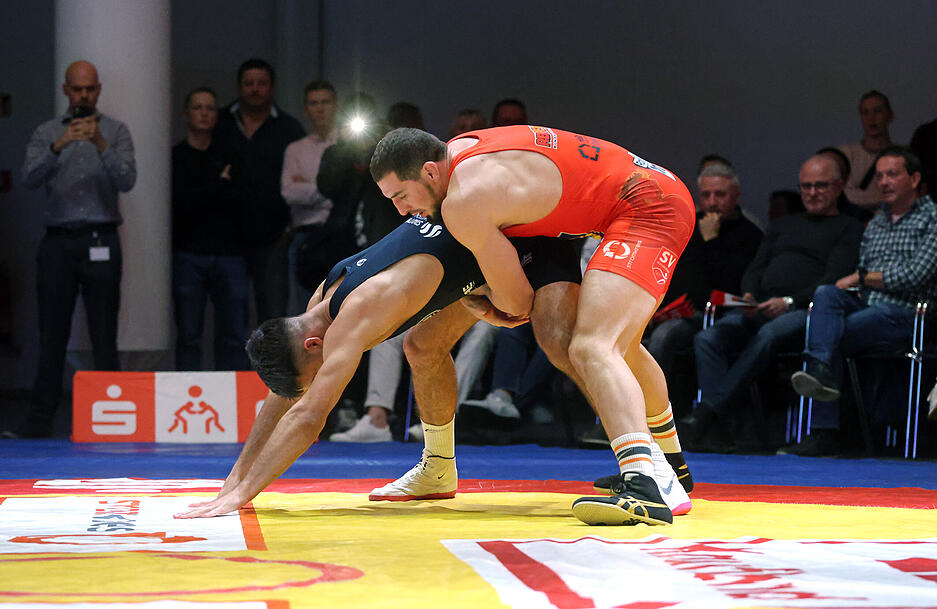Ringen 1. Bundesliga West, Red Devils Heilbronn gegen KSV Witten 07, Absupiyan Magomedov (HN) gegen Kiril Kildau