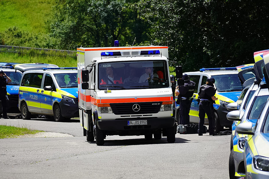 Die Toten in Albstadt sind ersten Vermutungen der Polizei zufolge einer innerfamiliären Tat zum Opfer gefallen. Die Toten in Albstadt sind ersten Vermutungen der Polizei zufolge einer innerfamiliären Tat zum Opfer gefallen.